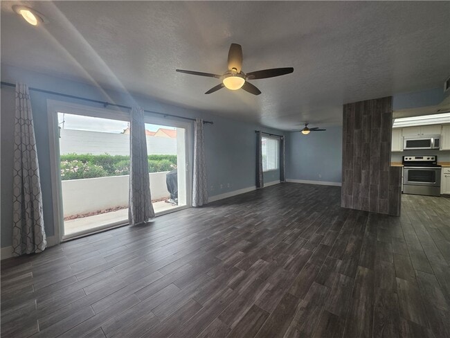 Foto del edificio - 1800 Club House Dr