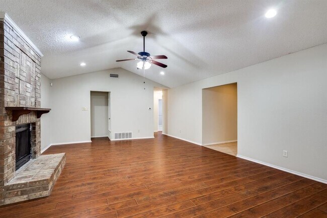 Building Photo - 4545 Hartford Dr