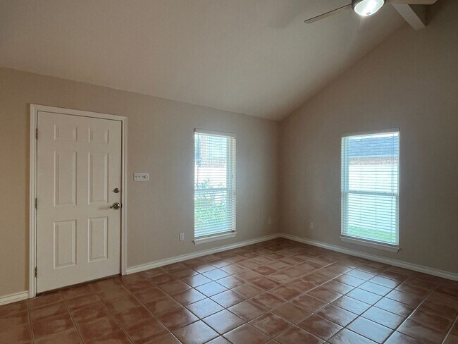 Foto del edificio - TWO BEDROOM ONE BATH APARTMENT