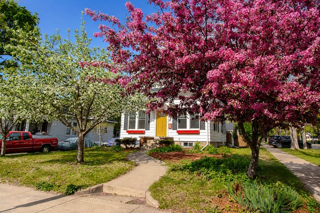 Foto del edificio - Beautiful Family Home Near Downtown And Hospital!