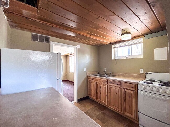 Building Photo - Charming Studio Near UNC – On-Site Parking...