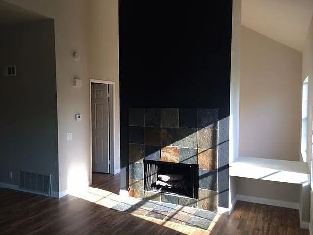 Building Photo - Beautiful, open and airy 1 large bedroom centrally located in the South Coast Metro area