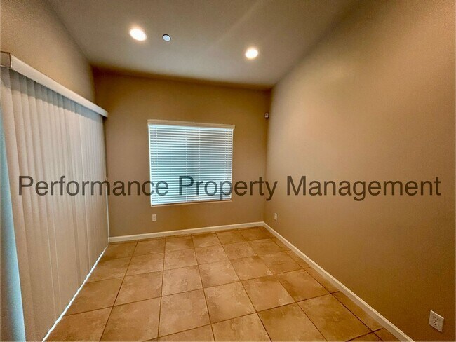 Building Photo - Stunning 4 Bed/3 Bath + Office in NW Baker...
