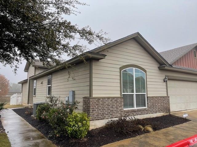 Building Photo - 711 Rolling Oak Dr