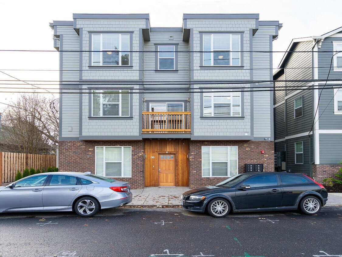 Primary Photo - 424 NE Stafford St