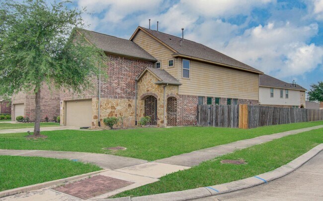 Building Photo - Well-Located 4-Bedroom Home with Easy Commute