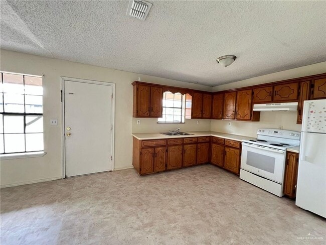 Building Photo - 207 N Cougar St