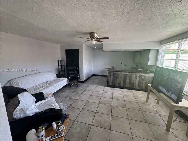 Foto del edificio - 2435 N Dixie Hwy