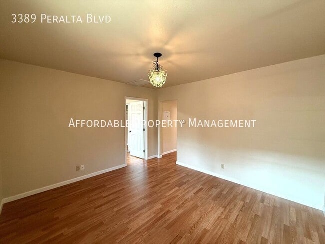 Foto del edificio - 3389 Peralta Blvd