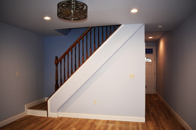 Sala de estar - 2254 Sidney Ave