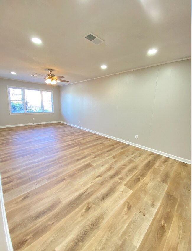 Foto del edificio - Updated Duplex Available June!