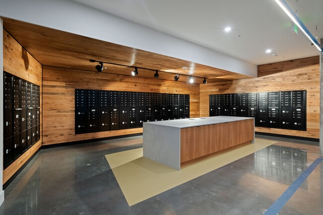 Building Photo - Hilite