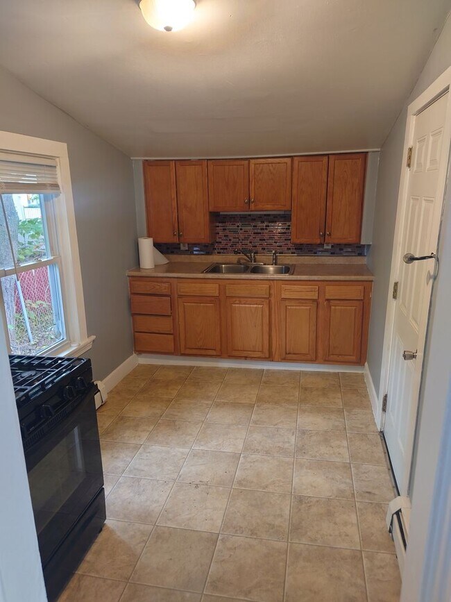 Building Photo - 2 Bedroom Single Cottage Family Home in Wo...