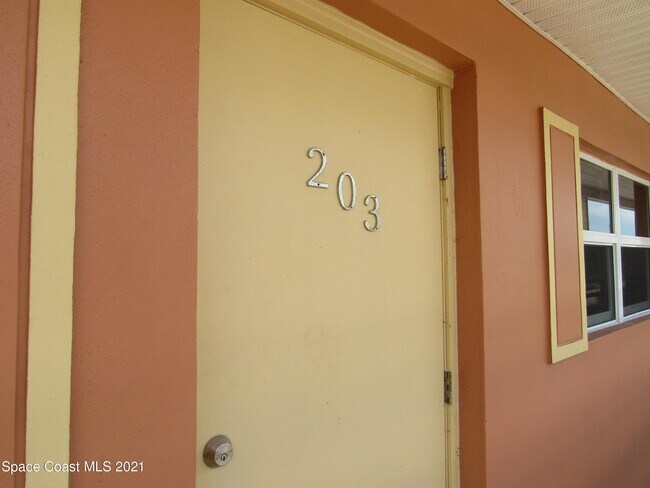 Foto del edificio - 400 Catalina Rd