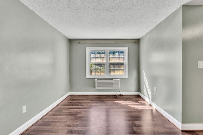Building Photo - UTILITIES INCLUDED! 2 Bedroom Condo Near H...