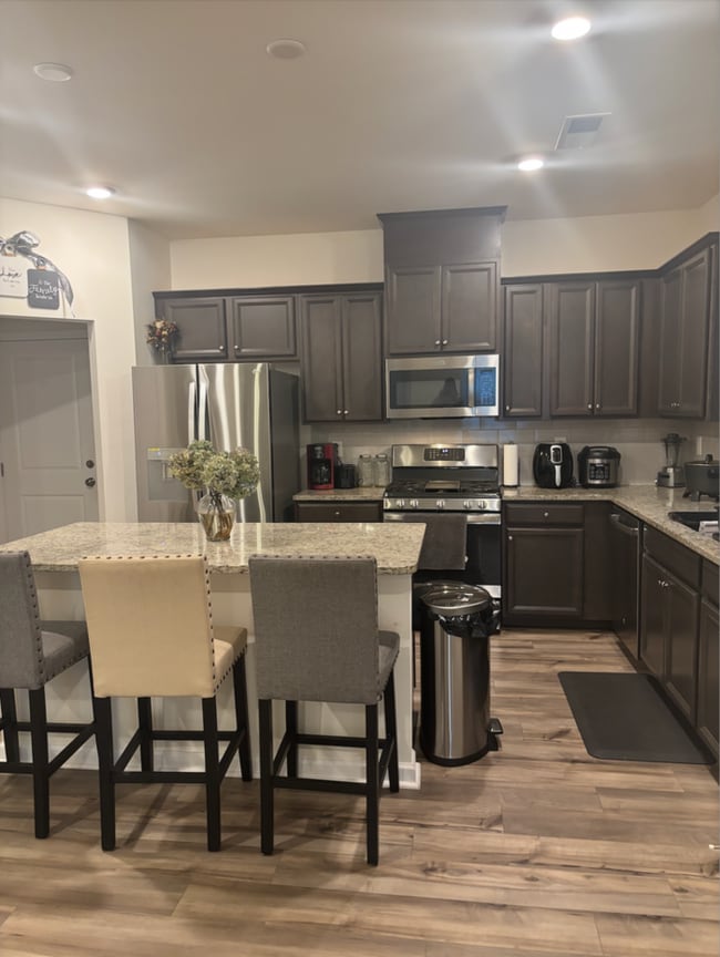 Foto del edificio - !! MOVE IN SPECIAL: Get $500 OFF!! Stunning 3 Bed / 2.5 Bath End Unit Townhome in Prime Concord L...