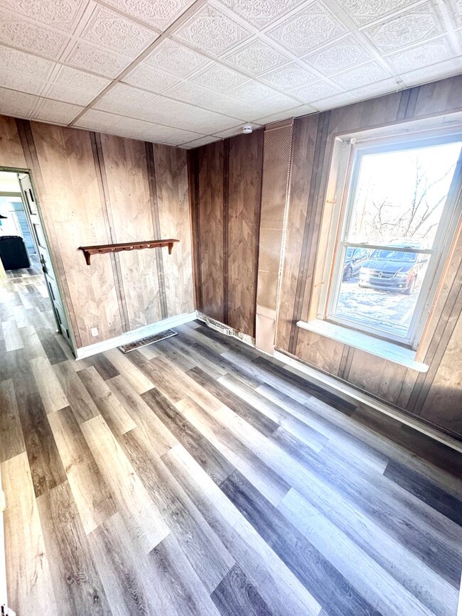 Building Photo - FOUR BEDROOM End of Row