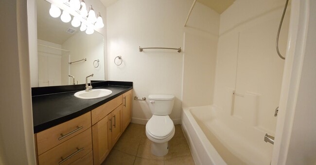 Building Photo - 2 bed, 2.5 bath townhome in Lincoln Park