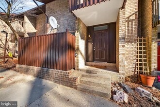 Building Photo - 9250 Three Oaks Dr