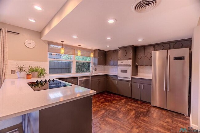 Building Photo - 2 Bed 3 Bath Townhouse on the golf course!