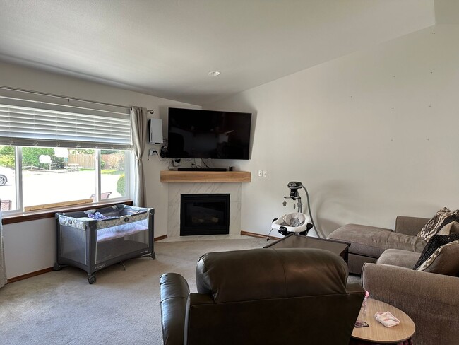 Building Photo - Ferndale 3 Bedroom 2 bath Rambler Small Pe...