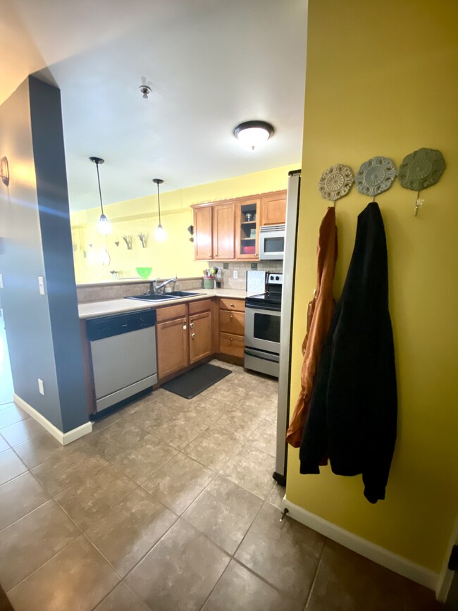 Entrance/ Kitchen - 680 32nd St