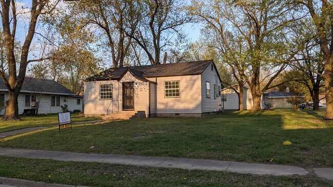 Building Photo - 200 N Collins