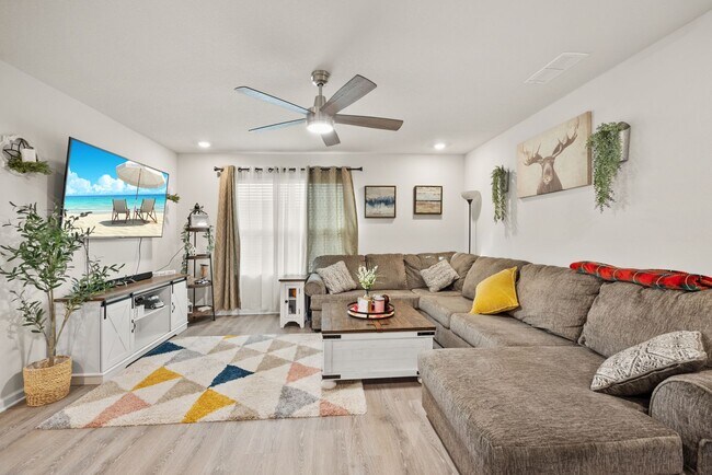 Foto del edificio - 4/2 Stunning Brick Home with community pool in Crestview