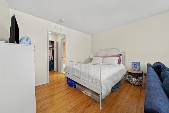 Building Photo - 515 W Wrightwood Ave