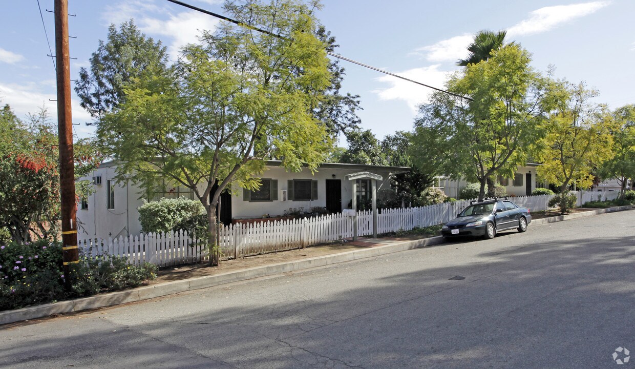 Primary Photo - 304-320 S Grape St