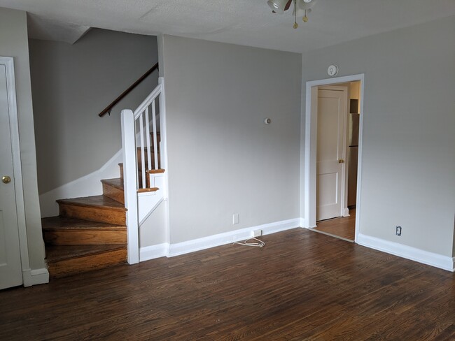 Living room - 625 Tolna Street