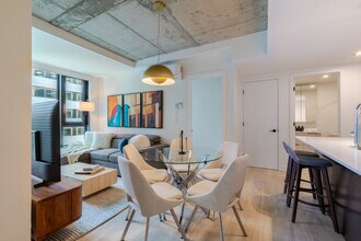 Building Photo - 292 Rue Sainte-Catherine Ouest