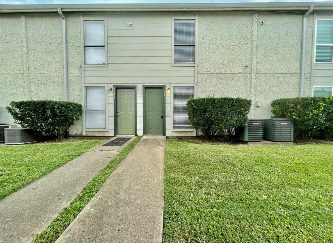 Foto principal - 8719 Village of Fondren Dr