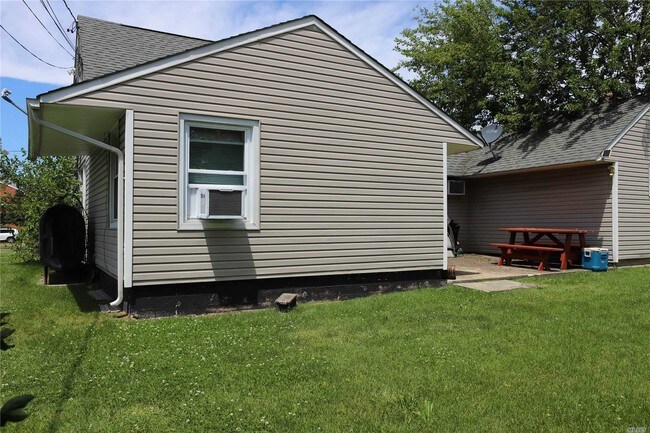 Building Photo - 560 N Newbridge Rd