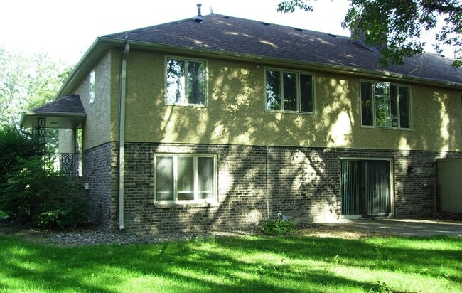 Building Photo - 5220 Malibu Dr