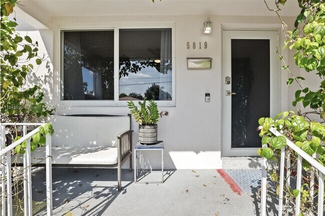 Foto del edificio - 5819 SW 4th St