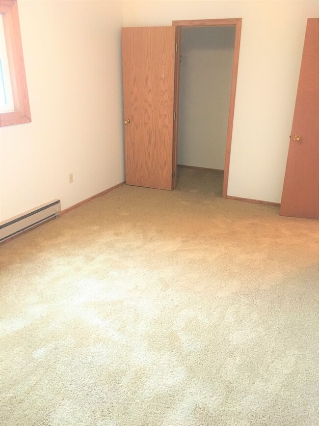 Foto del edificio - Ambassador 1 Bed 1 Bath Apartment + SINGLE...