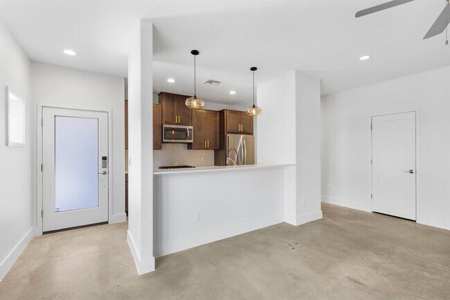 Building Photo - 2101 Montopolis Dr