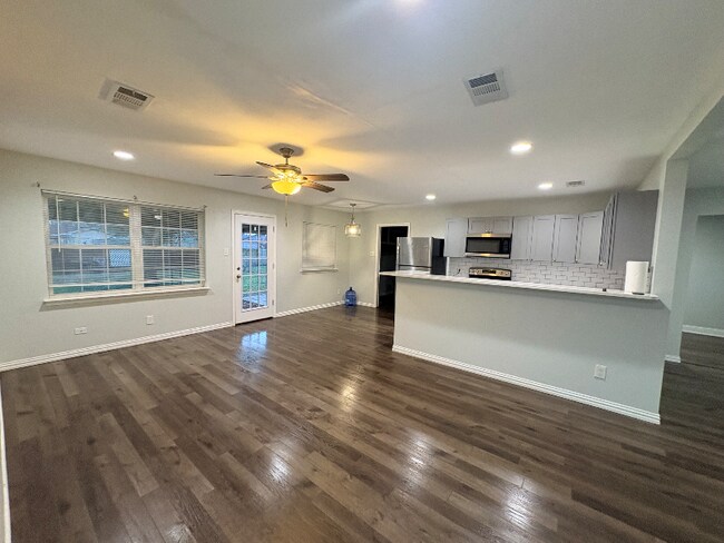 Foto del edificio - 710 McDivitt Dr