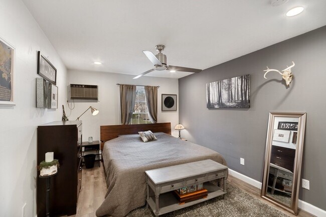 Foto del edificio - 4624 Cedar Lake Rd S