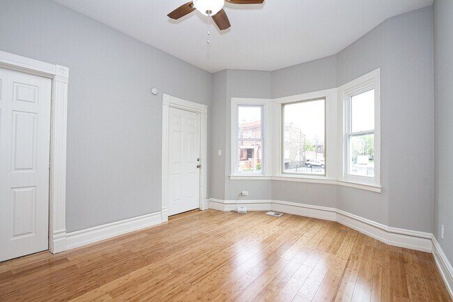 ¡Sala de estar/sala de estar delantera con ventanales! ¡Sistema de seguridad! - 7132 S Ellis Ave