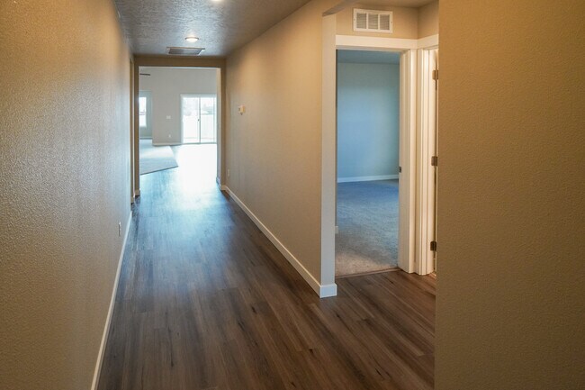 Building Photo - 2814 N Cherry Grove Way