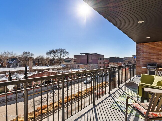 Foto del edificio - 1822 W Irving Park Rd