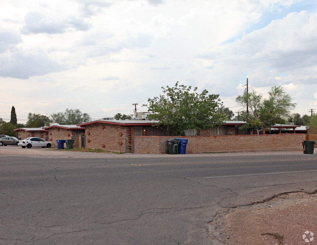 Primary Photo - 925-943 E Adelaide Dr