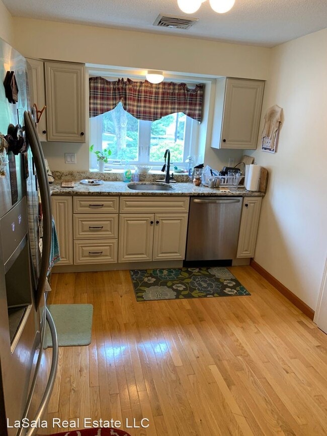 Building Photo - 3 br, 2.5 bath House - 205 Sandstone Drive