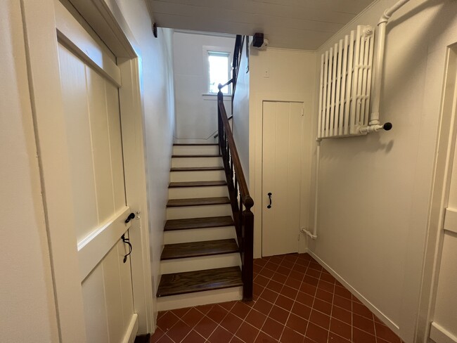 Building Photo - 10 Herb Rd