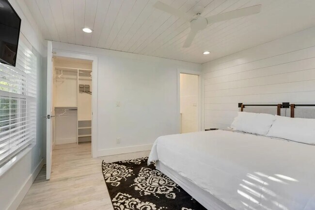Master Bedroom - 226 NE 5th Ter