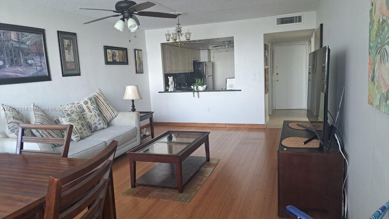 Foto principal - 1301 NE Miami Gardens Dr