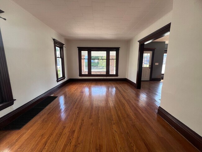 Foto del edificio - Spacious Four Bedroom Home Full of Character!