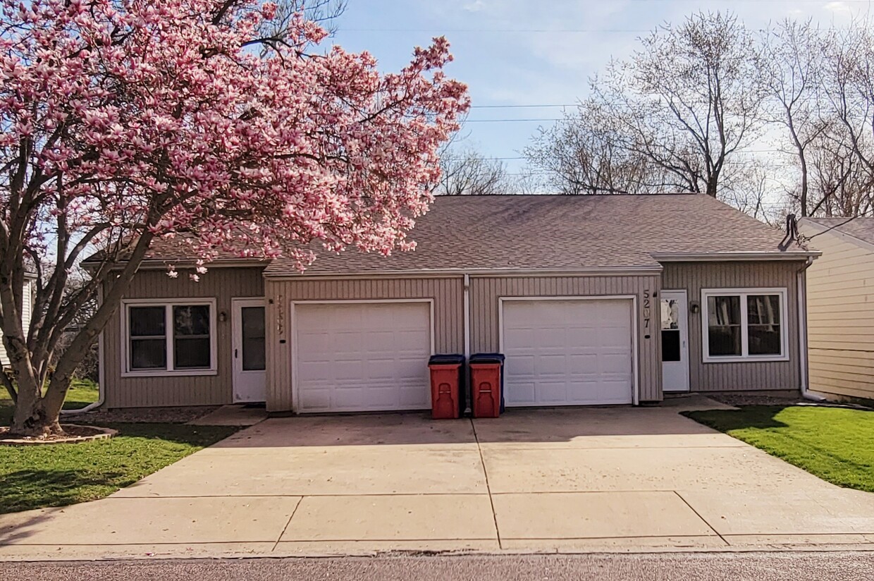 5205 - tri-level townhouse (left) - 5205 N Montclair Ave